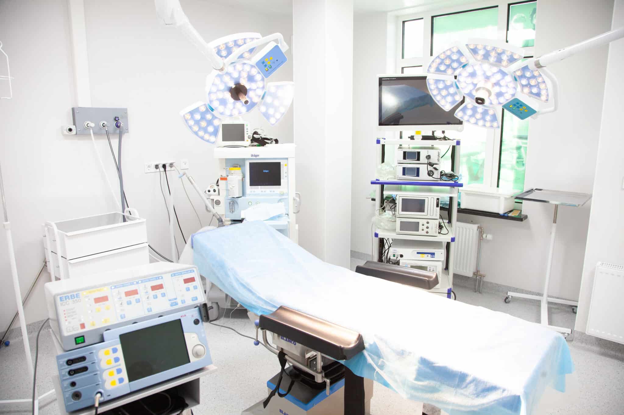 Операция на стопе и пальцах ног в Киеве Операція з видалення кісточки на нозі в клініці ADONIS в Києві