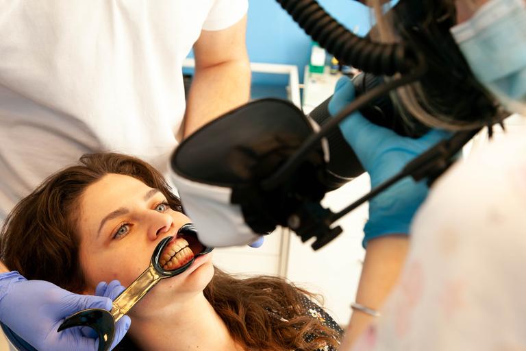 Лікування карієсу під мікроскопом Переваги лікування карієсу з використанням мікроскопа