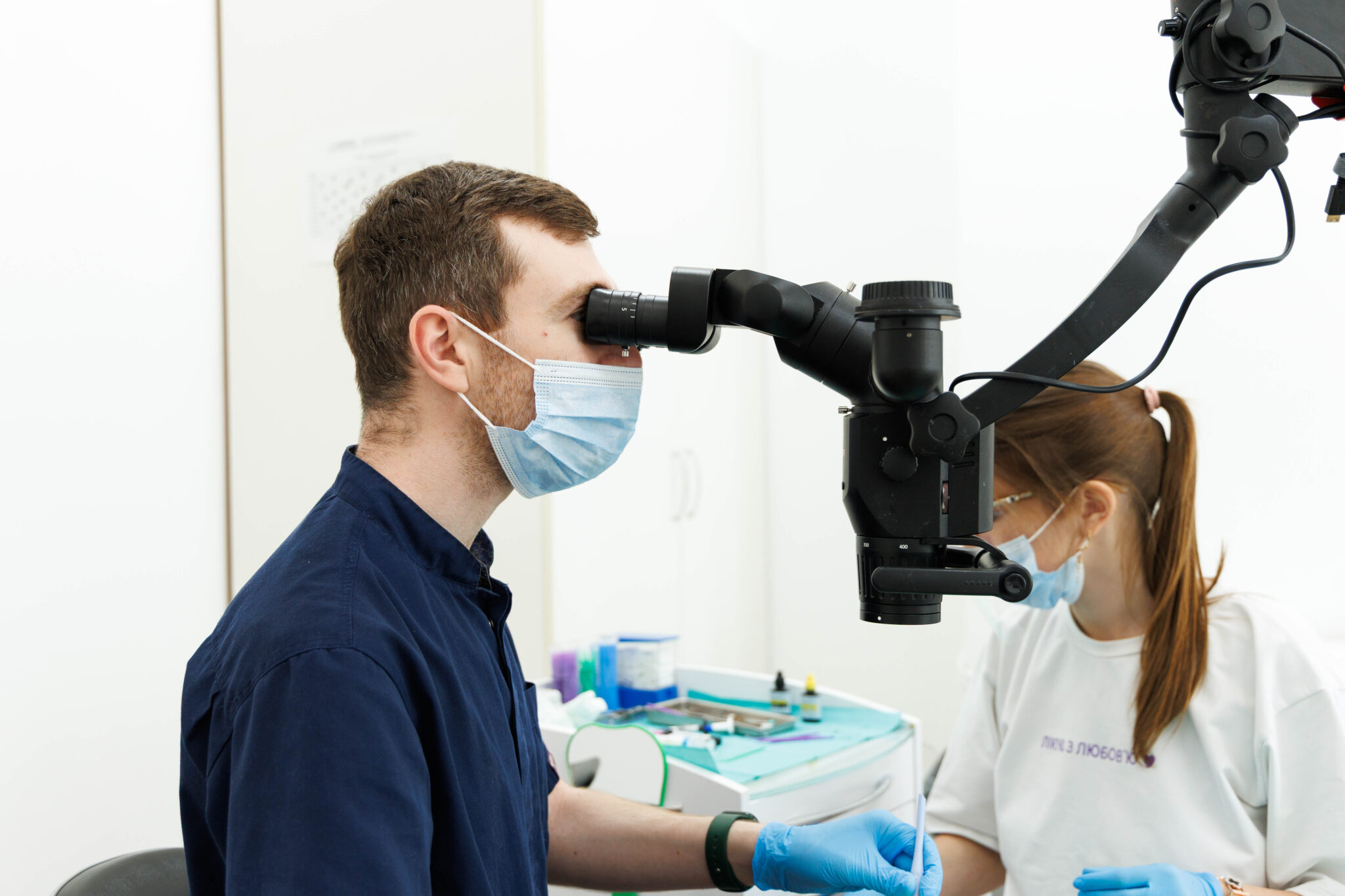 Лікування карієсу під мікроскопом Лікування карієсу під мікроскопом у клініці ADONIS