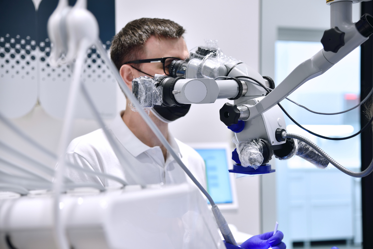 Лечение зубов под микроскопом Лечение зубов под микроскопом