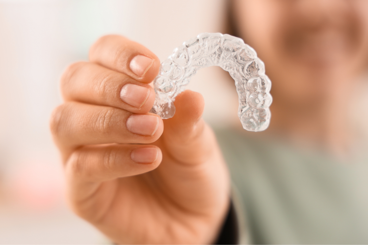 Елайнери: кому підходять, скільки годин їх носити та що важливо знати перед початком лікування Елайнери: кому підходять, скільки годин їх носити та що важливо знати перед початком лікування