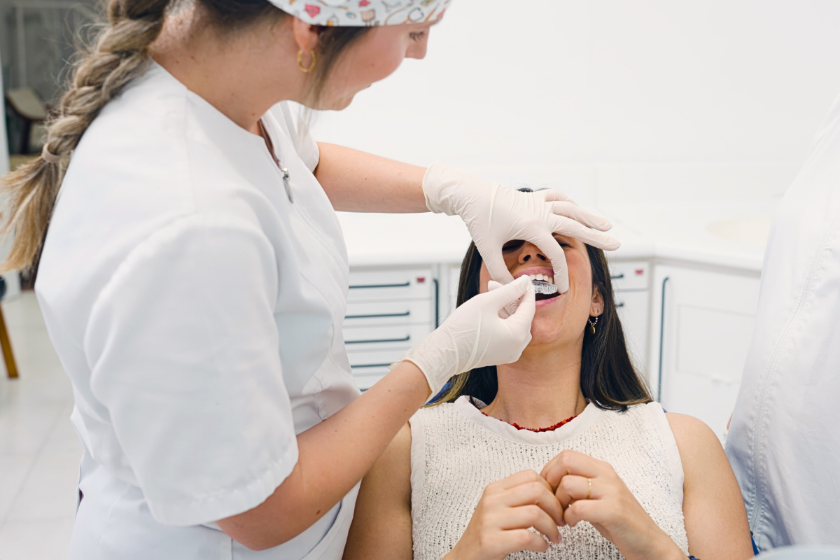 Елайнери: кому підходять, скільки годин їх носити та що важливо знати перед початком лікування Елайнери: кому підходять, скільки годин їх носити та що важливо знати перед початком лікування