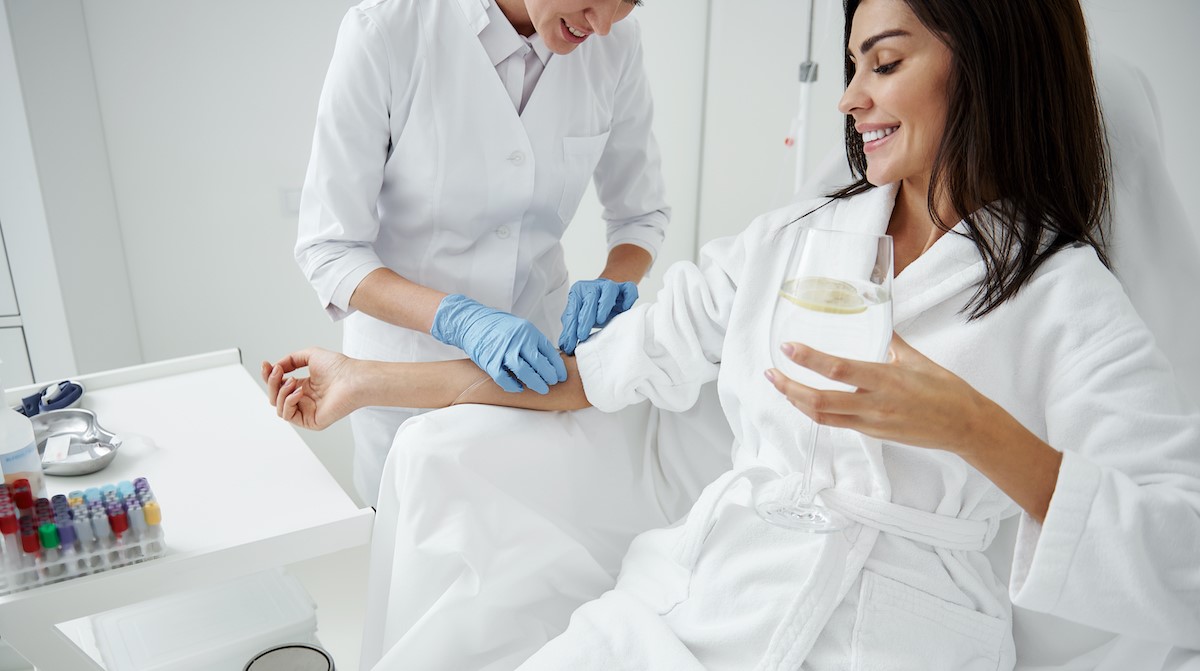 6771afd3f881c31c8baea758_iv-therapy Что такое капельница красоты, как они работают и какой эффект ожидать?